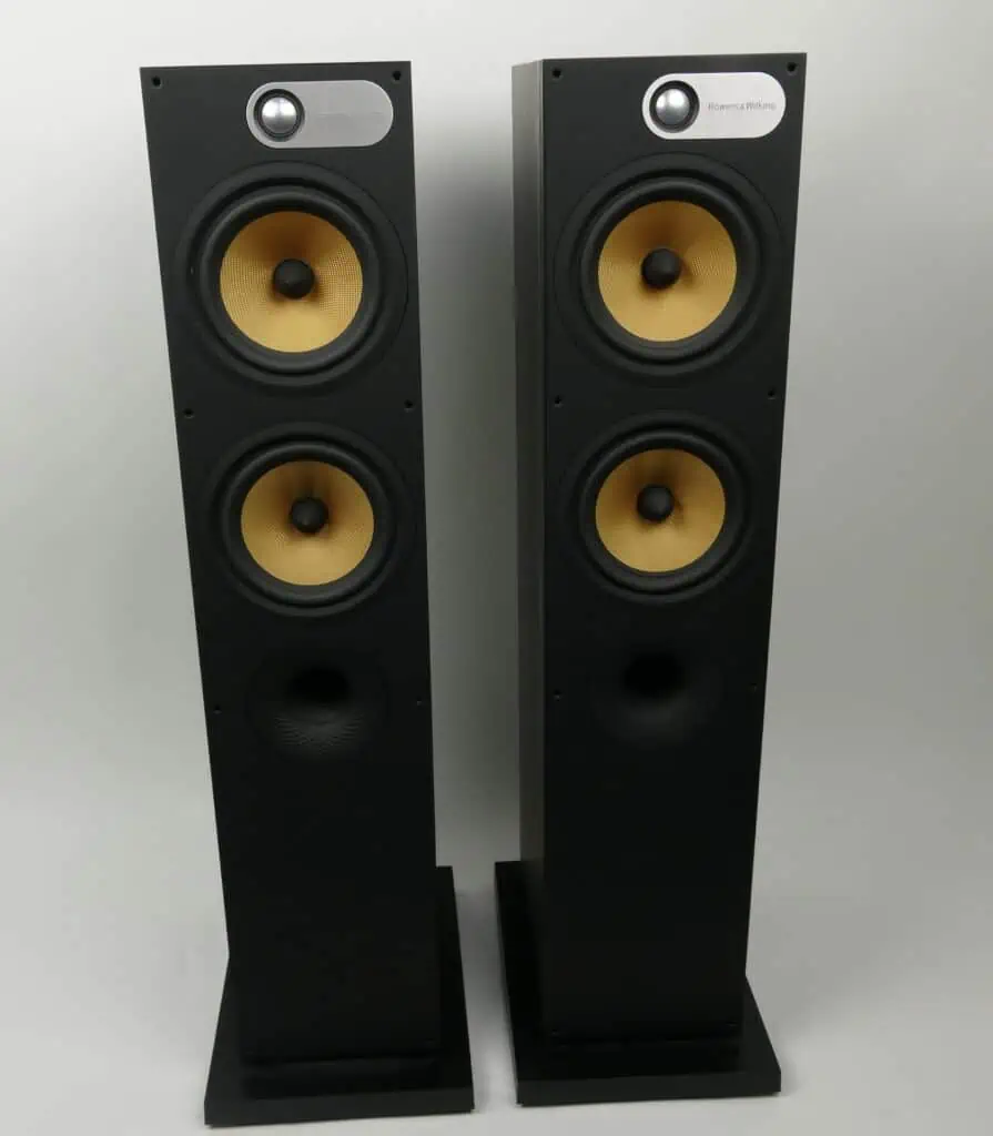 Bowers & Wilkins 684 vloerstaande luidsprekers in zwart, modern ontwerp, hoge geluidskwaliteit