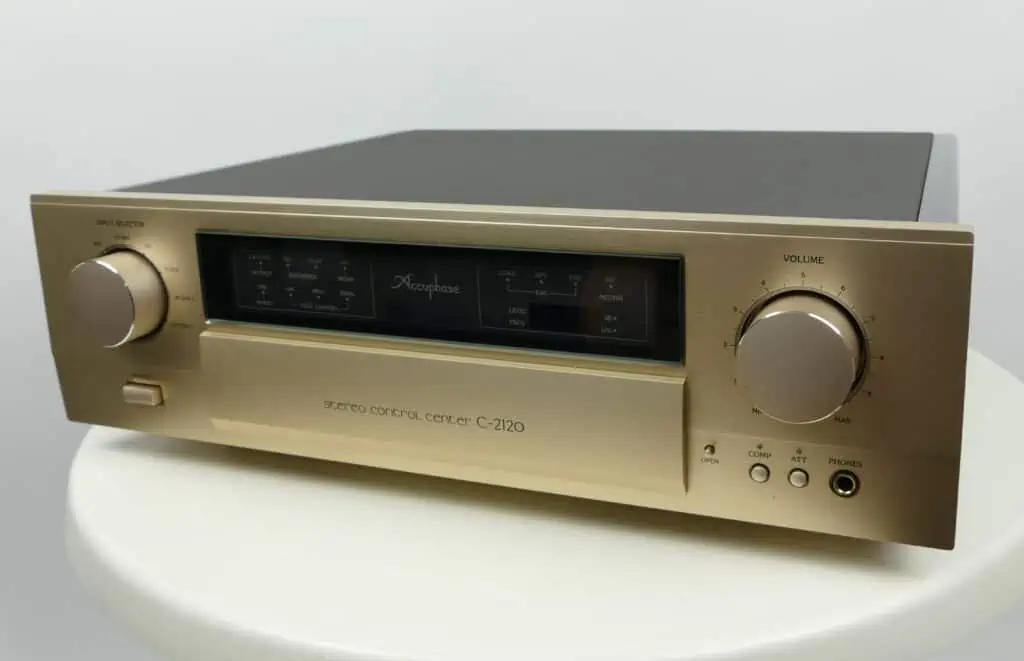 Accuphase C-2120 zilveren voorversterker met AAVA-technologie in perfecte staat