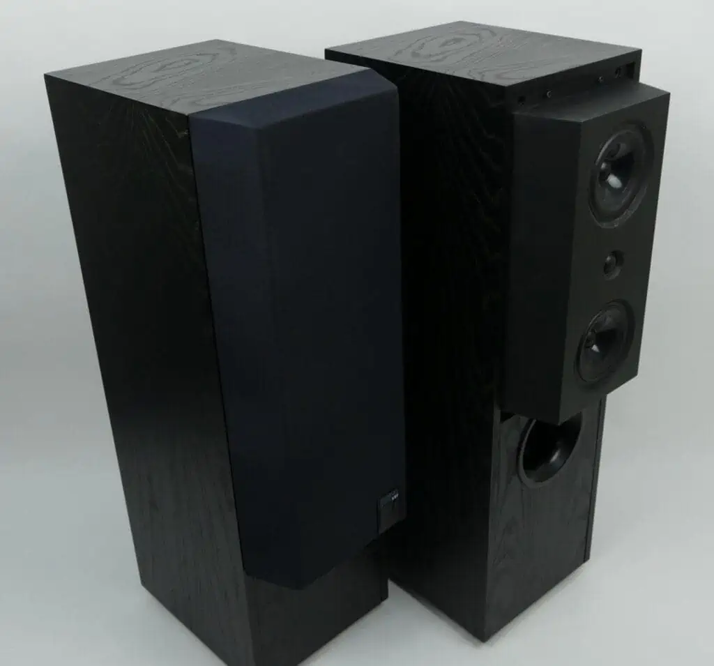 KEF 104/2 luidsprekers in zwarte houtafwerking.