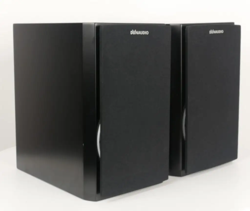 Dynaudio Xeo 3 draadloze luidsprekers in een moderne woonkameromgeving