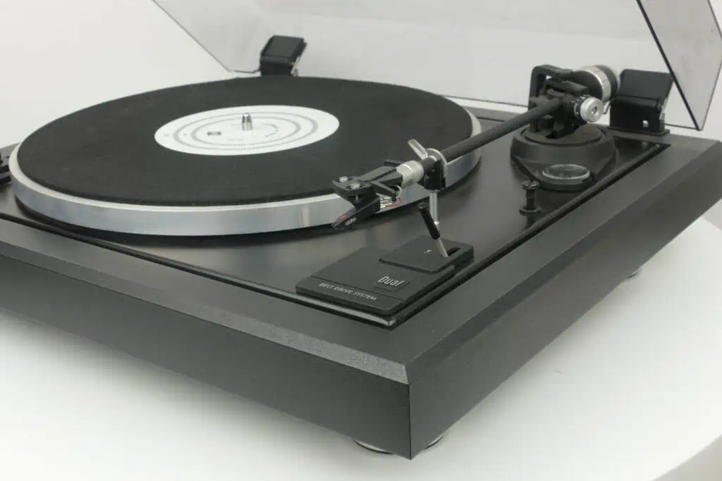 Zeker, ik zal een beschrijving opmaken voor de DUAL 505-4 en vervolgens een alternatieve tekst, bijschrift, beschrijving en titel genereren voor een afbeelding van dit product, samen met producttags. Productdetails Product: DUAL 505-4 Platenspeler Kleur: [Kleur invullen] Productbeschrijving De DUAL 505-4 platenspeler is een klassiek en betrouwbaar model, bekend om zijn uitstekende geluidskwaliteit en duurzaamheid. Dit apparaat is in mooie staat en vertoont minimale gebruikssporen, die zorgvuldig zijn gedocumenteerd op de foto's. Cosmetische beschrijving Het apparaat is goed onderhouden en vertoont slechts lichte tekenen van gebruik. De esthetische conditie is consistent met de leeftijd en het gebruik van het apparaat. Functionele aantekeningen Deze platenspeler is door ons geüpgraded met vergulde interlinks voor verbeterde geluidskwaliteit. Bovendien is de snaar onlangs vervangen, wat zorgt voor een soepele en betrouwbare werking. Specificaties Vermeld hier specifieke technische specificaties - Inbegrepen 90 dagen garantie Alt-tekst voor afbeelding: "DUAL 505-4 platenspeler in uitstekende staat met zichtbare upgrades en minimale gebruikssporen.