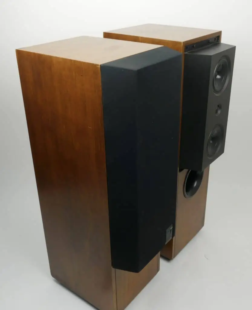 KEF 104/2 high-end luidsprekers, bekend om hun superieure geluidskwaliteit en klassiek design