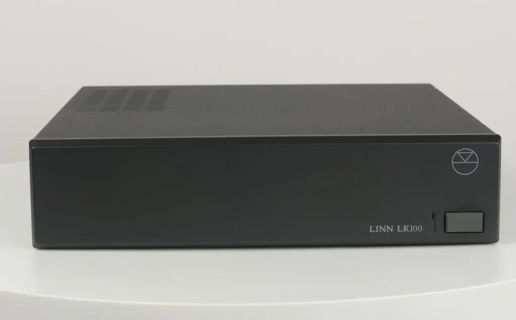 Linn LK100 stereo versterker in titanium kleur met minimale gebruikssporen en detail van een plekje op het front.
