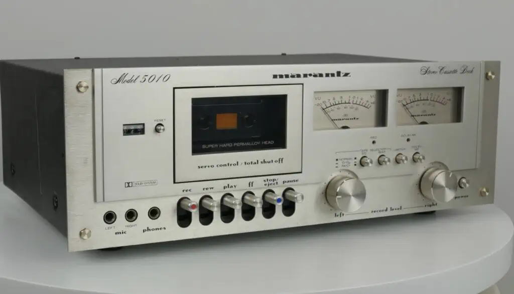 Marantz 5010 cassettedeck in zilver en zwart, in uitstekende staat met minimale gebruikssporen