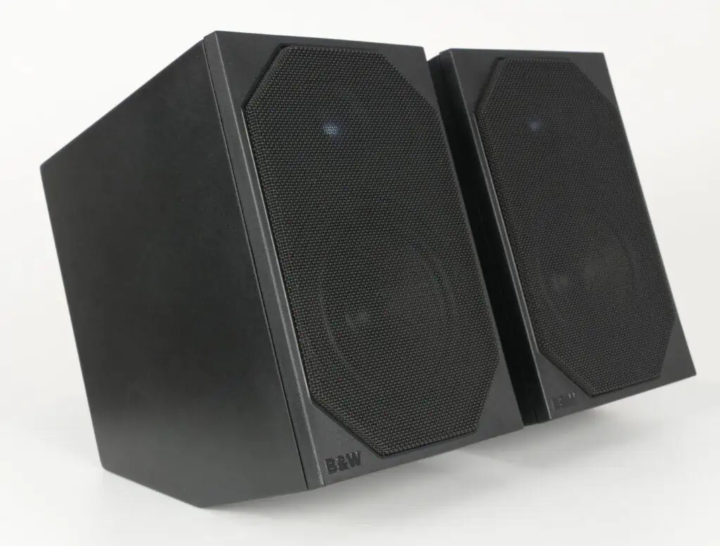 Bowers & Wilkins CM1 Concept 90 luidsprekers in wit, zwart en grijs op standaard.