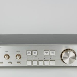 Luxman C-03 voorversterker in champagne-goud, een icoon van audiofijnheid.
