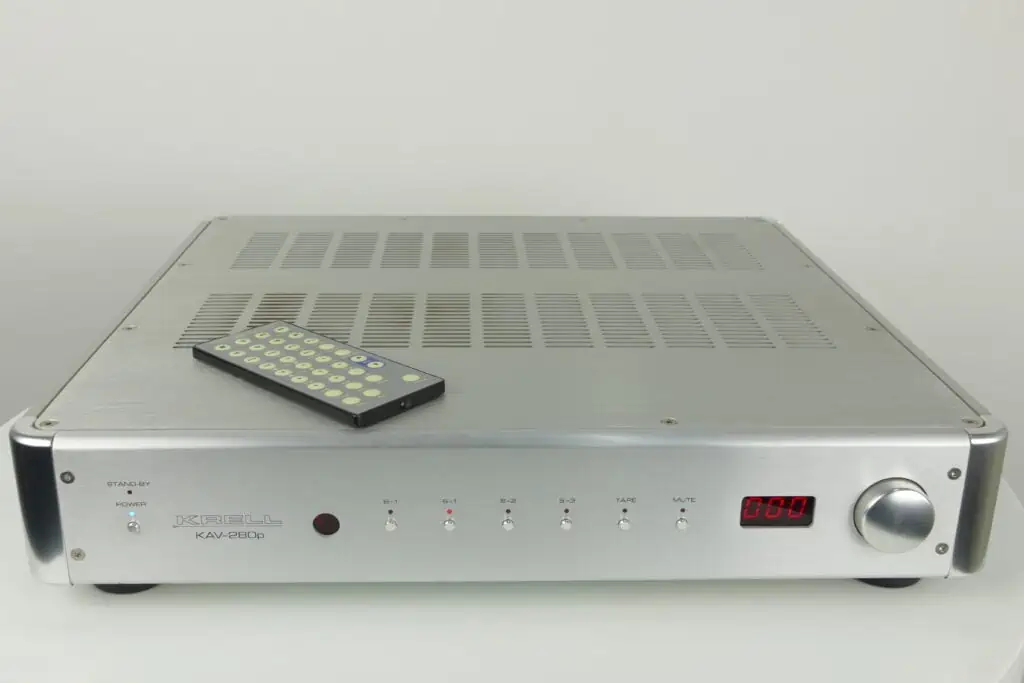 Een Krell KAV-280p stereo voorversterker in zwart, getoond vanuit verschillende hoeken, benadrukkend de minimalistische gebruikssporen en de strakke, professionele uitstraling van het apparaat