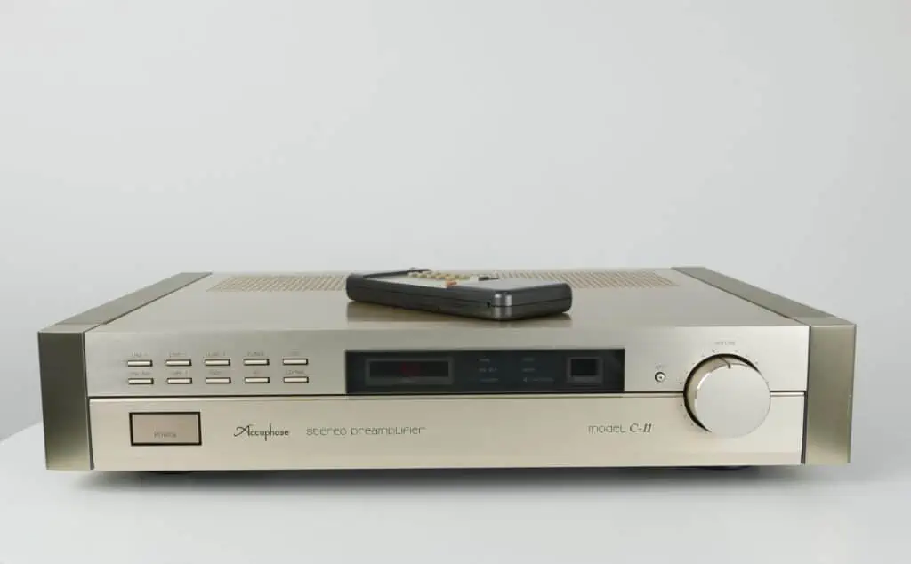 Hoogwaardige Accuphase C-11 stereo-voorversterker met gouden afwerking en klassiek ontwerp.
