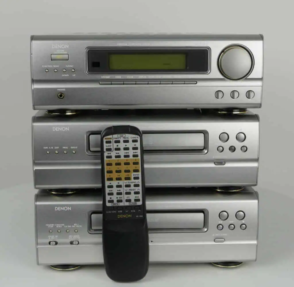 Denon D77 HiFi set inclusief UDRA-77 receiver, UCD-77 CD-speler en UDR-77 cassettedeck op een donkere achtergrond