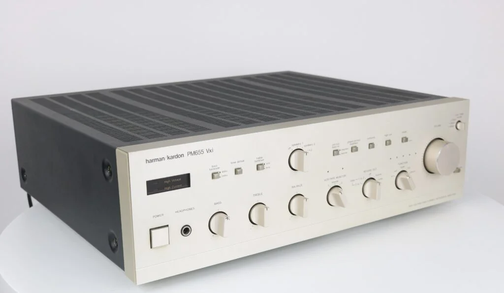 Een Harman Kardon PM 655 VXI stereo geïntegreerde versterker in champagnekleur.