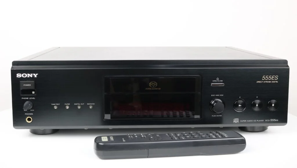 Zwarte Sony SCD-555ES SACD/CD speler in nieuwstaat met afstandsbediening en originele doos.