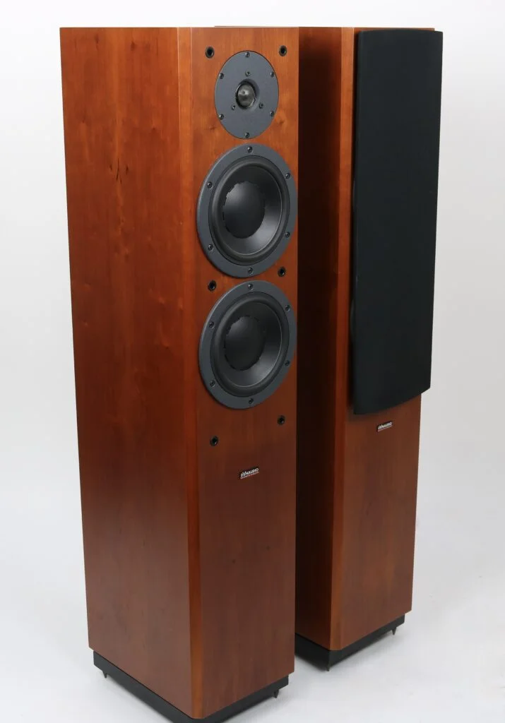 Dynaudio Focus 220 luidspreker in rosewood kleur met minimale gebruikssporen zichtbaar op de tweeters.