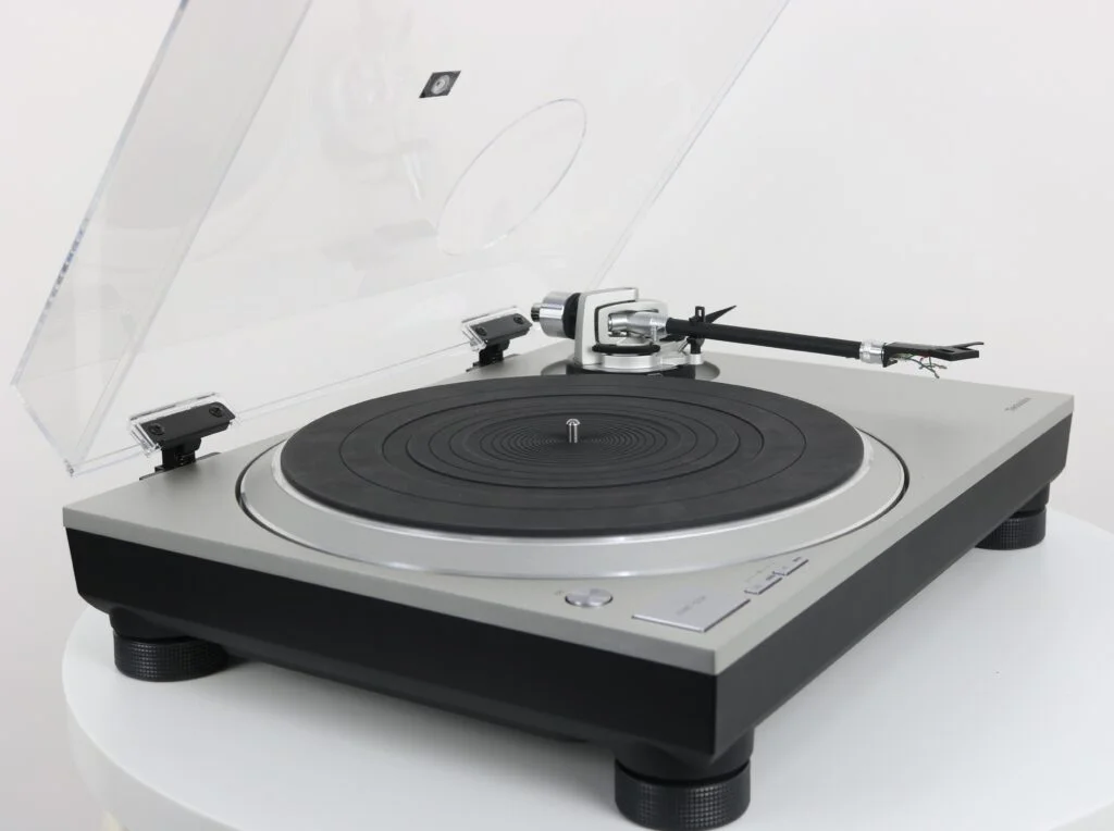 Technics SL1500 platenspeler in zilver met houten zijkanten en Sumiko Moonstone Cartridge