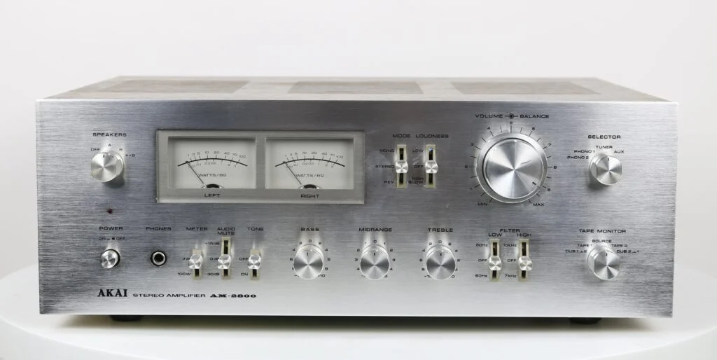 Afbeelding van de Akai AM-2800 stereo geïntegreerde versterker in zilver, in uitstekende staat met minimale gebruikssporen.