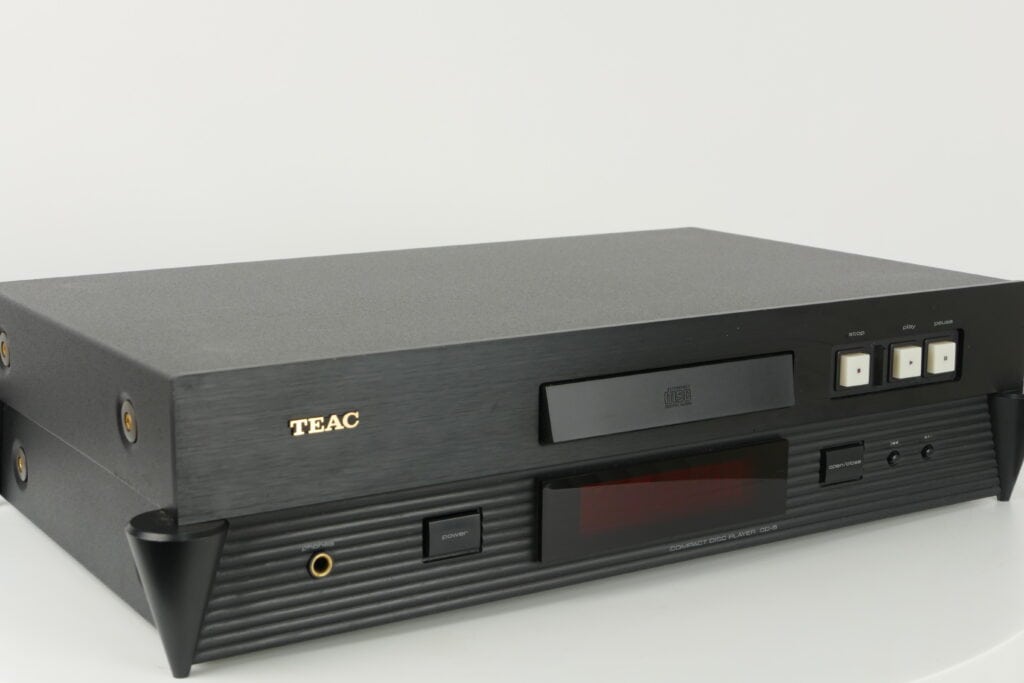Zwarte TEAC CD-5 CD-speler met duidelijke bedieningsknoppen en een elegant design