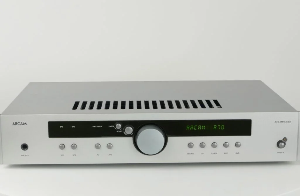 Arcam A70 geïntegreerde versterker in een stijlvolle zilveren afwerking, weergegeven met originele verpakking en netsnoer.