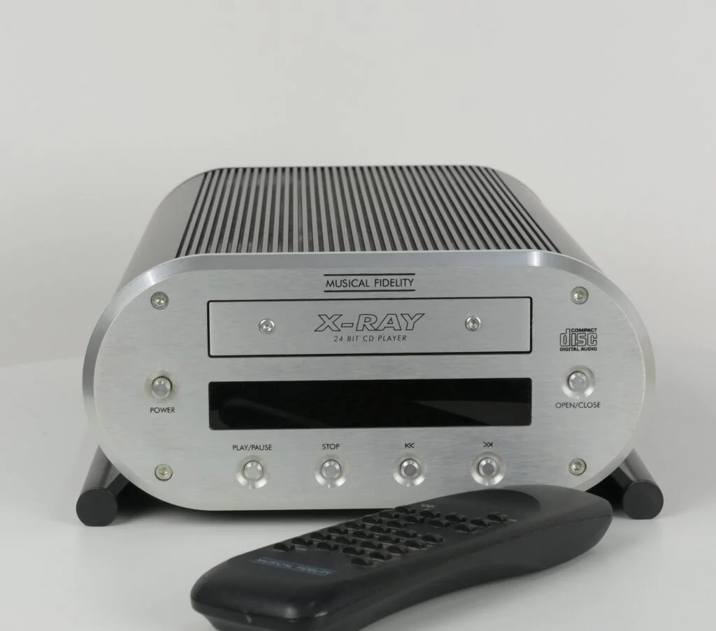 Een zilveren Musical Fidelity X-Ray CD-speler op een neutrale achtergrond, met een duidelijk zichtbaar display en bedieningsknoppen, in uitstekende cosmetische staat.