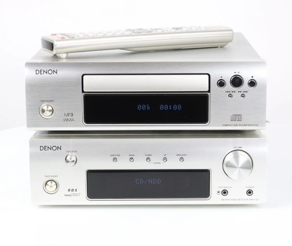 Zilveren Denon DCD-F102 Compact Disc Player en DRA-F102 AM-FM Stereo Receiver set met afstandsbediening