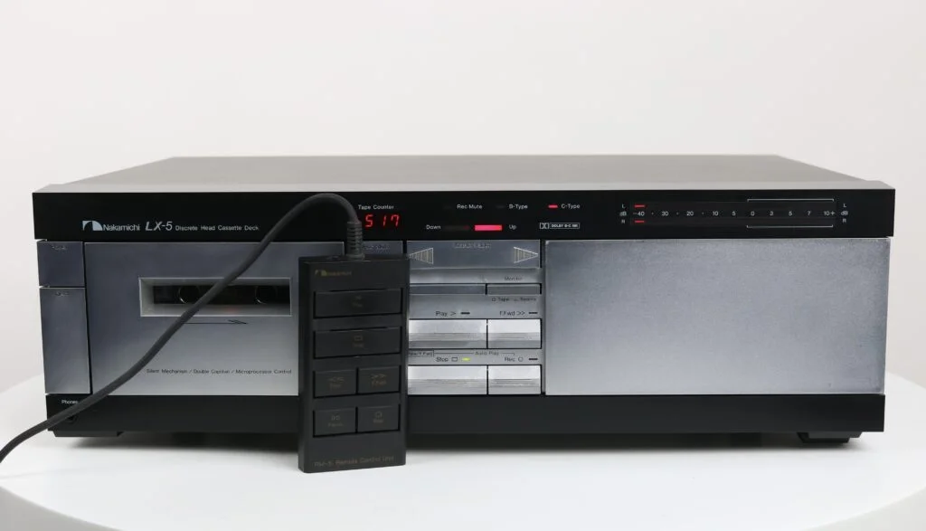 Een zilveren Nakamichi LX-5 cassettedeck, in uitstekende staat, weergegeven met minimale gebruikssporen.