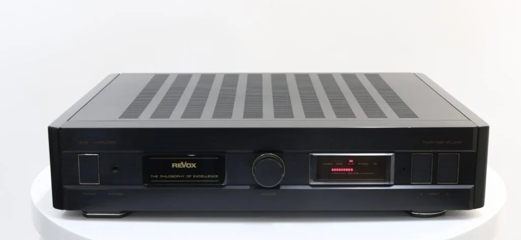 Revox H5 versterker in titaniumkleur met diverse aansluitingen en een minimalistisch ontwerp.