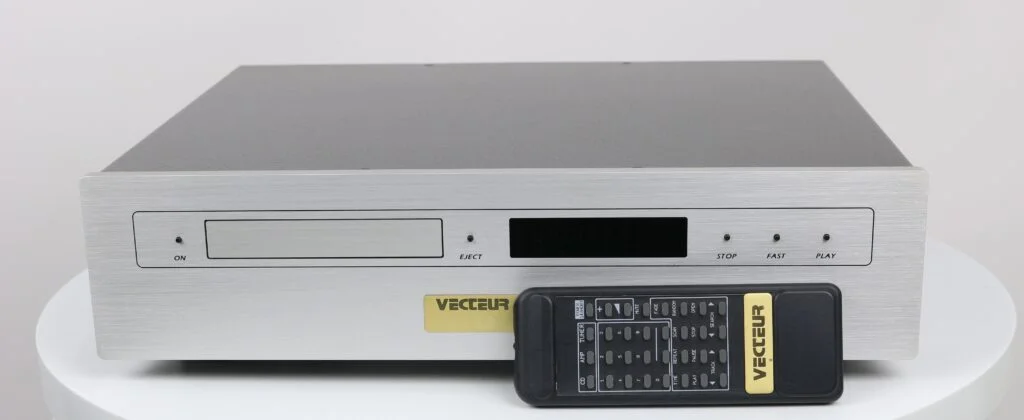 Vecteur L3-2 CD-speler in zilverkleurige afwerking, weergegeven op een witte achtergrond.