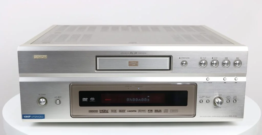 Denon DVD-A1XV high-end DVD-audio en video speler in zilveren uitvoering.