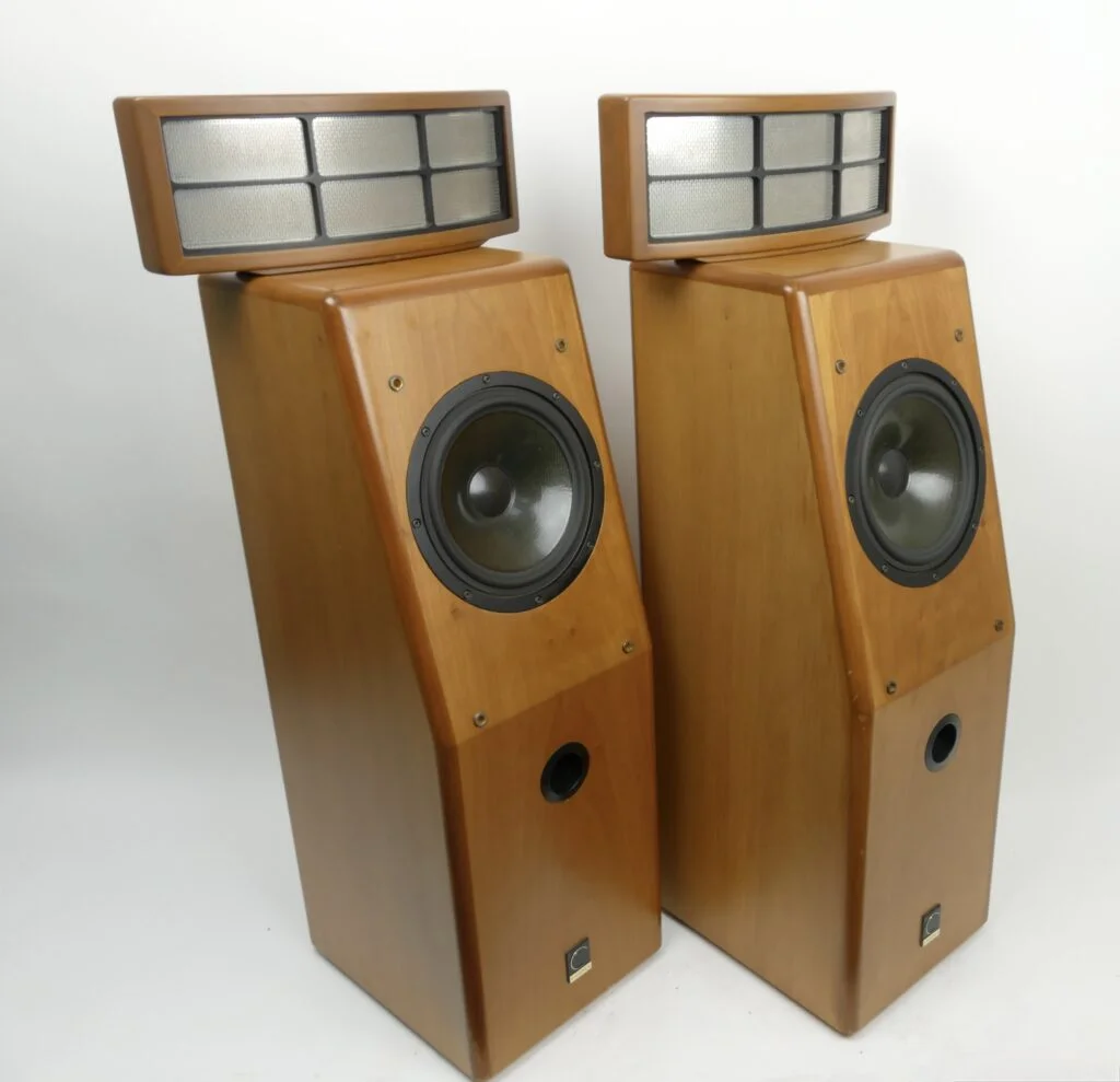 Cadence Anina Electrostatic Hybrid Floorstanding luidspreker in uitstekende staat, vooraanzicht.