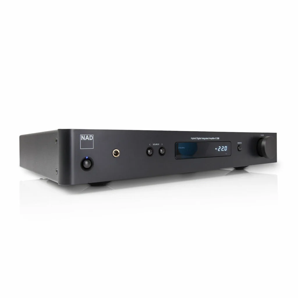 NAD C 338 versterker met minimalistische knoppen en een donkergrijze afwerking, geplaatst op een witte achtergrond.