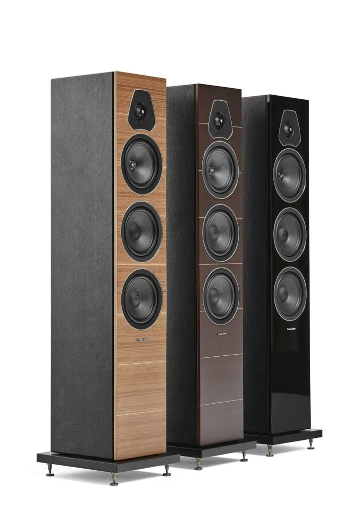 Een paar Sonus Faber Lumina III vloerstaande luidsprekers in elegante zwarte afwerking, tentoongesteld in een luxe interieur