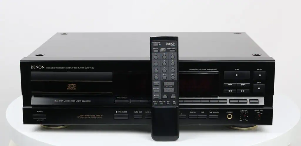 Zijkant van een Denon DCD-1560 CD-speler.