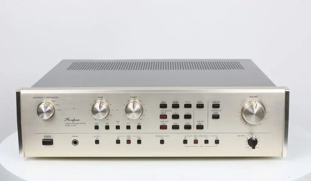 Afbeelding van een Accuphase C-230 voorversterker, gereviseerd door Sansuicorner op 25-08-2023, in mooie staat met minimale gebruikssporen.