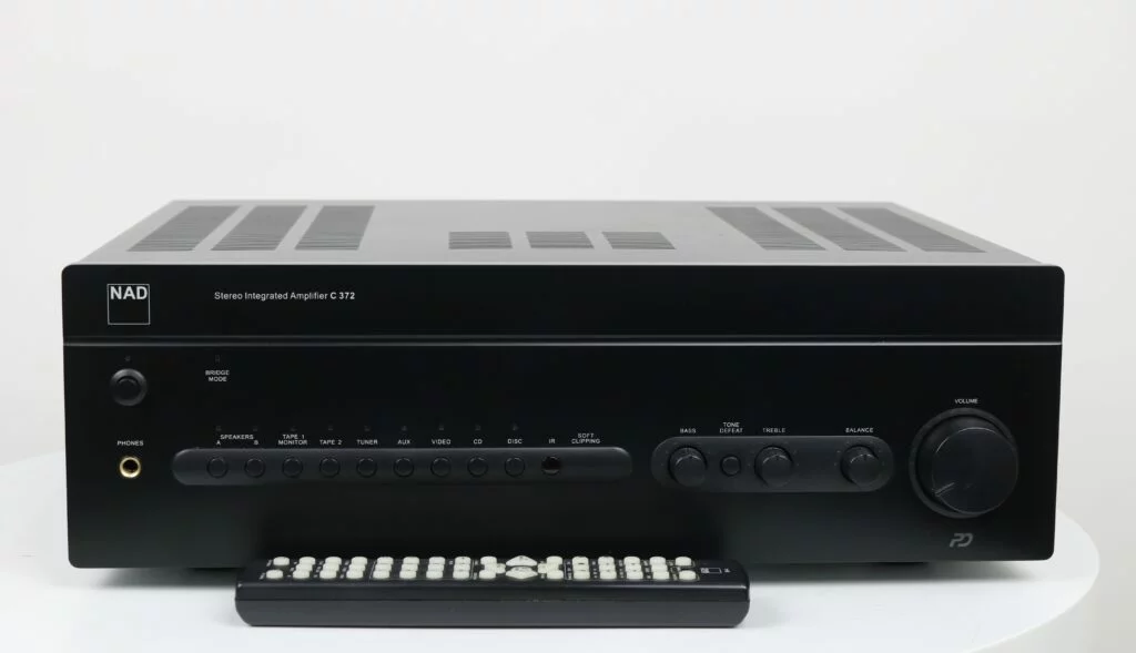 NAD C 372 geïntegreerde versterker in bijna perfecte staat, met kleine krasjes aan de achterkant bovenaan, geleverd met afstandsbediening.