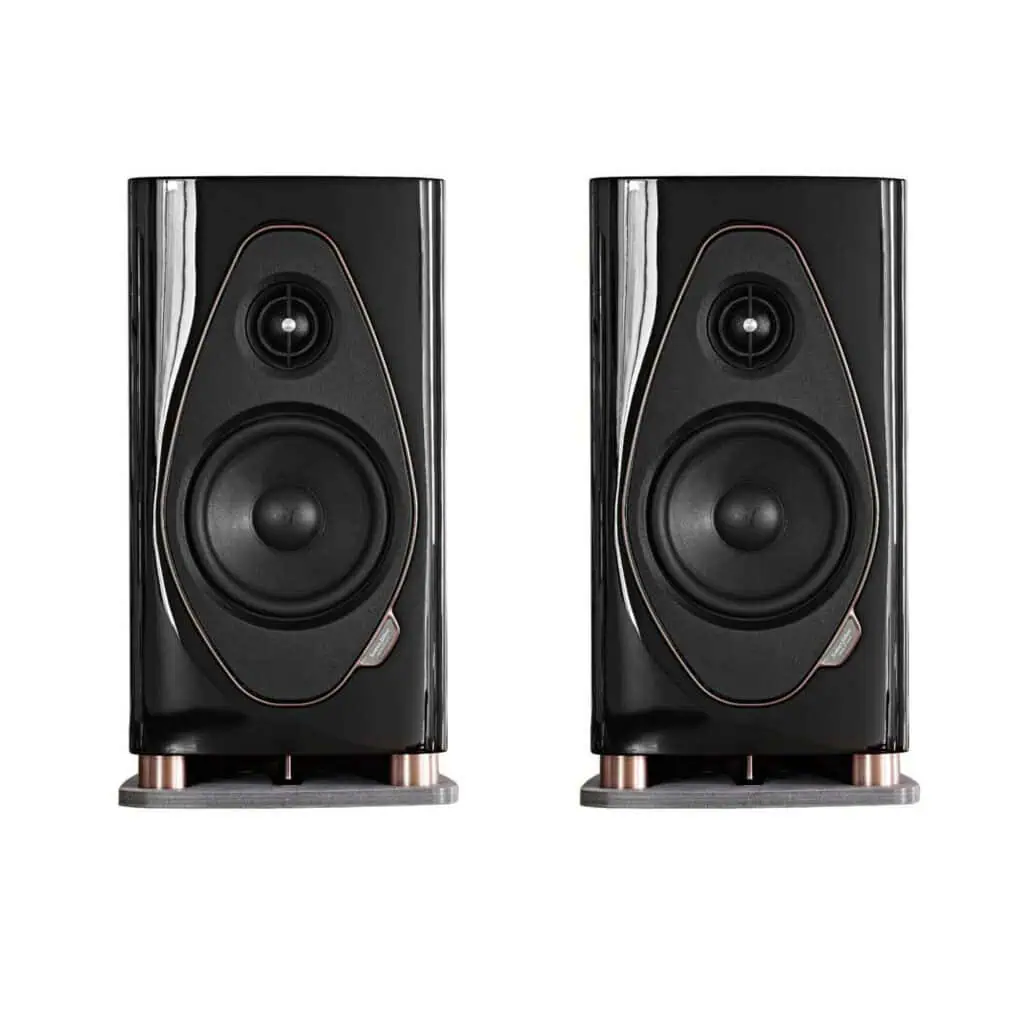 Sonus Faber Sonetto I, G2 boekenplankluidsprekers in zwarte uitvoering met leren afwerking en betonnen basis, geplaatst op optionele standaarden.
