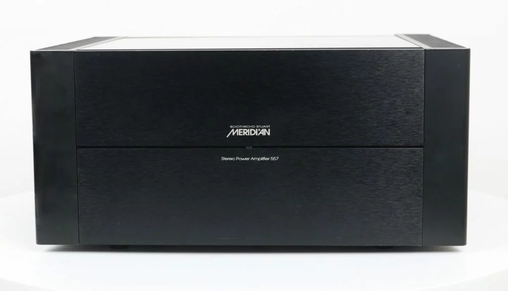 Meridian 557 stereo eindversterker in zwart geëmailleerde afwerking.
