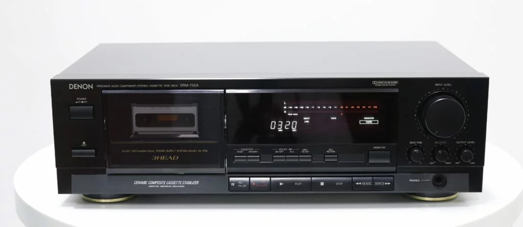 Denon DRM-700A cassettedeck met zwart frontpaneel en drie koppen voor nauwkeurige opname en afspeelprestaties.