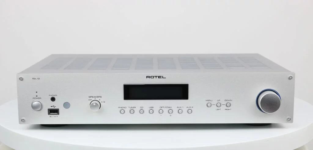 Rotel RA-12 zilveren geïntegreerde stereo versterker met diverse ingangen en ingebouwde DAC.