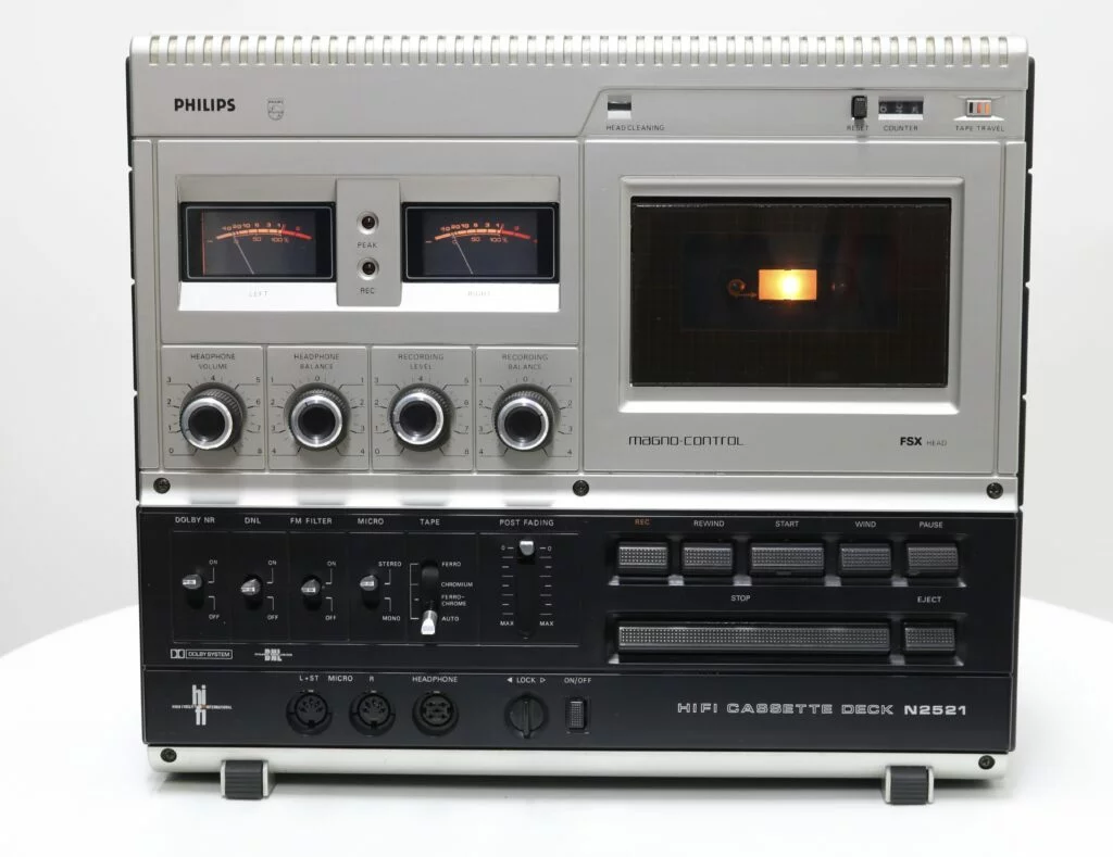 Philips N2521 stereo cassettedeck in zilver met zwarte accenten, gereviseerd en in uitstekende staat.