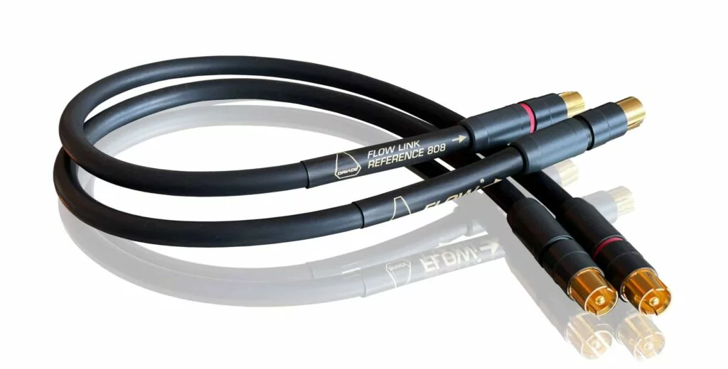 Zwarte Driade Flow Prime Reference 808 interlink kabel met Neutrik Pro RCA pluggen, soepel ontwerp en hoogwaardige afwerking.