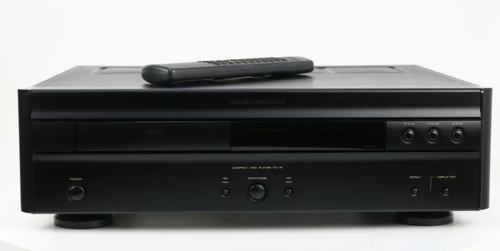 Marantz CD-16 CD-speler in zwart, met 1-bit DAC7-systeem en coaxiale uitgangen.