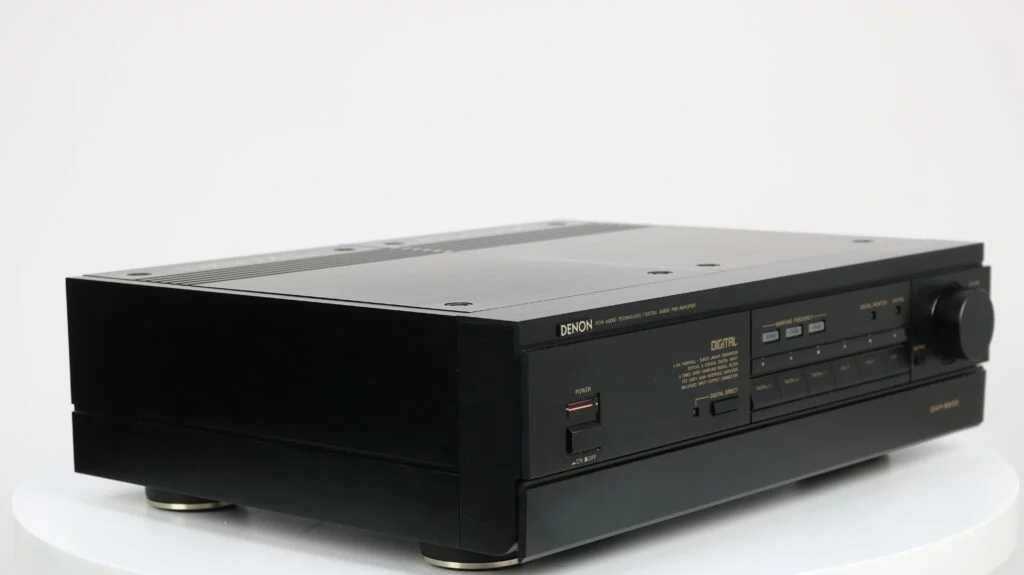 Denon DAP-5500 digitale en analoge hybride voorversterker in zwarte behuizing,