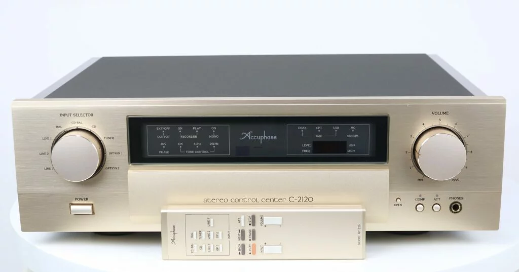 Accuphase C-2120 voorversterker met Module 10 DAC, champagnekleurig, bijna nieuwstaat, met originele afstandsbediening en doos.