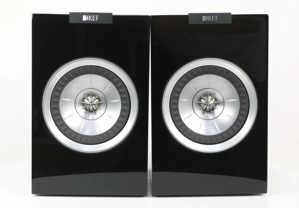 KEF R100 boekenplankspeakers met zwart ontwerp en Uni-Q driver.