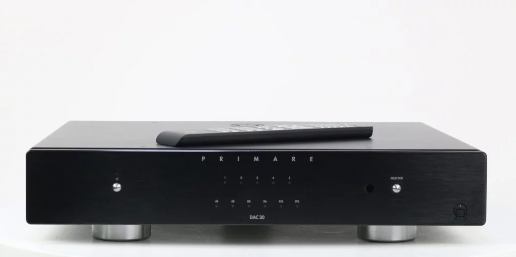 Primare DAC 30 digitale-naar-analoog converter in zwarte afwerking met originele accessoires.