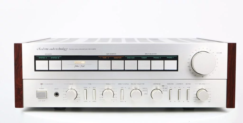 Denon PMA-790 geïntegreerde versterker met zilverkleurige afwerking en mahoniehouten zijpanelen.