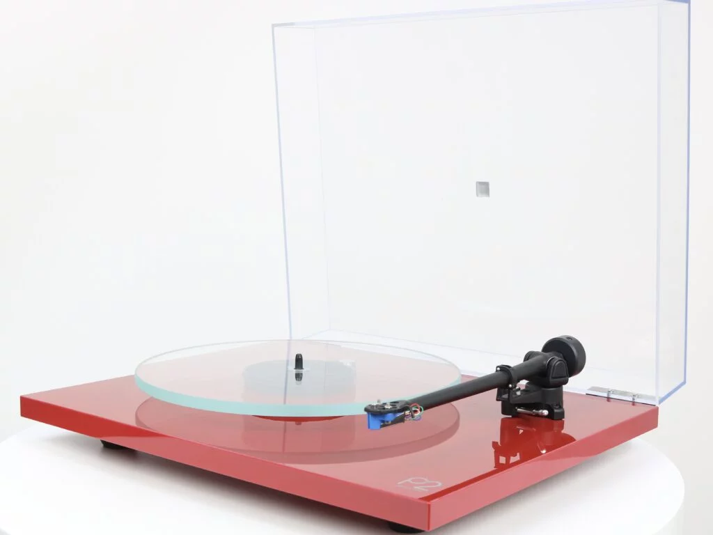 Rega Planar 2 platenspeler in hoogglans rode afwerking met voorgemonteerd Rega Elys 2 element.
