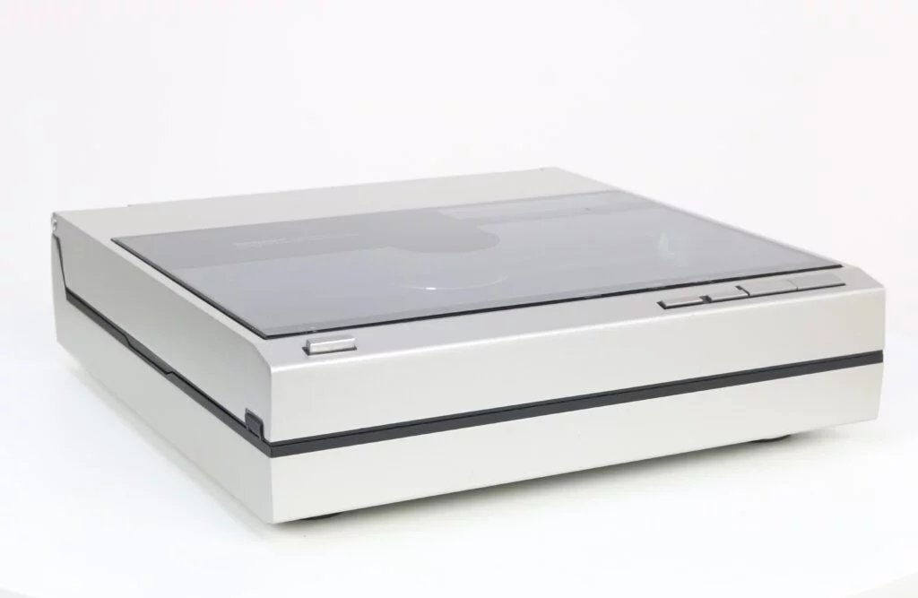 Technics SL-10 platenspeler met zilveren afwerking en nieuw Audio-Technica element.