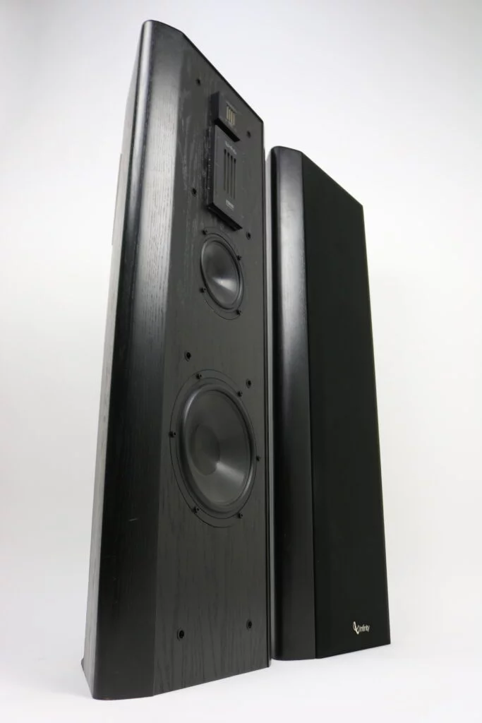 Een paar Infinity Renaissance 90 vloerstaande luidsprekers in near-mint staat, met een elegante afwerking in zwart