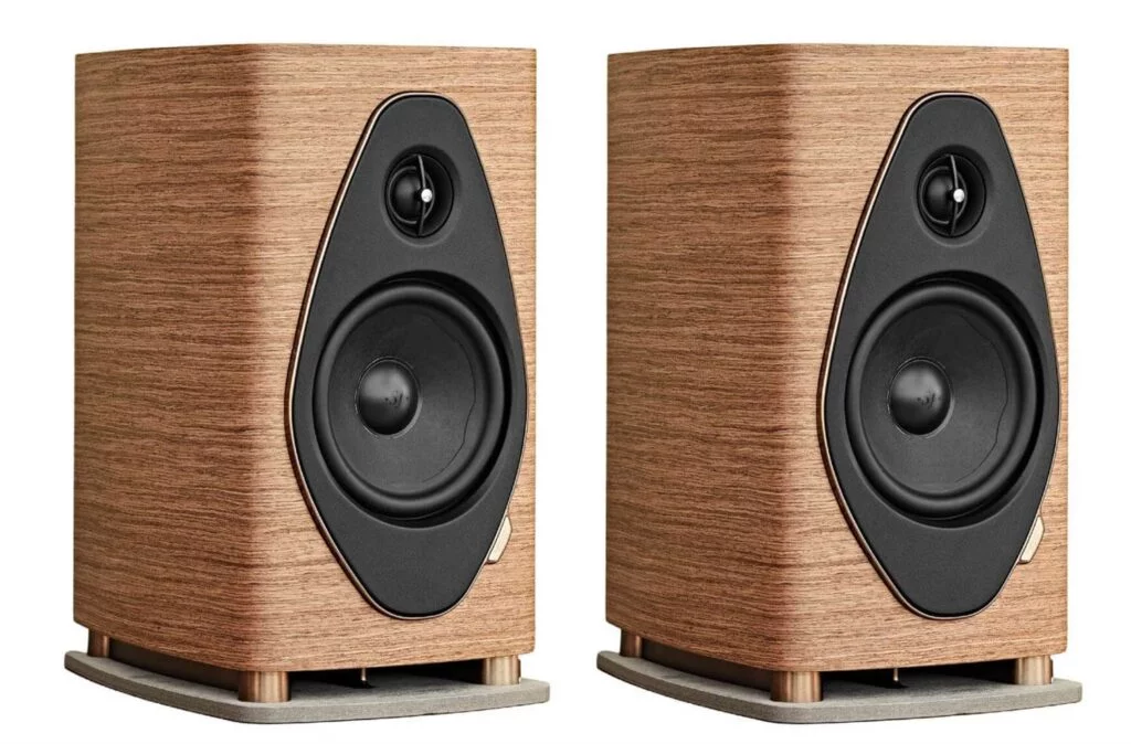 When Should You Choose Monitor Speakers? 1 Sonus-Faber-Sonetto-II-G2-Walnoot-Monitor