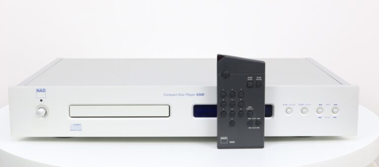 Vooraanzicht van de NAD S500 CD-speler met zilverkleurige afwerking en blauw display.