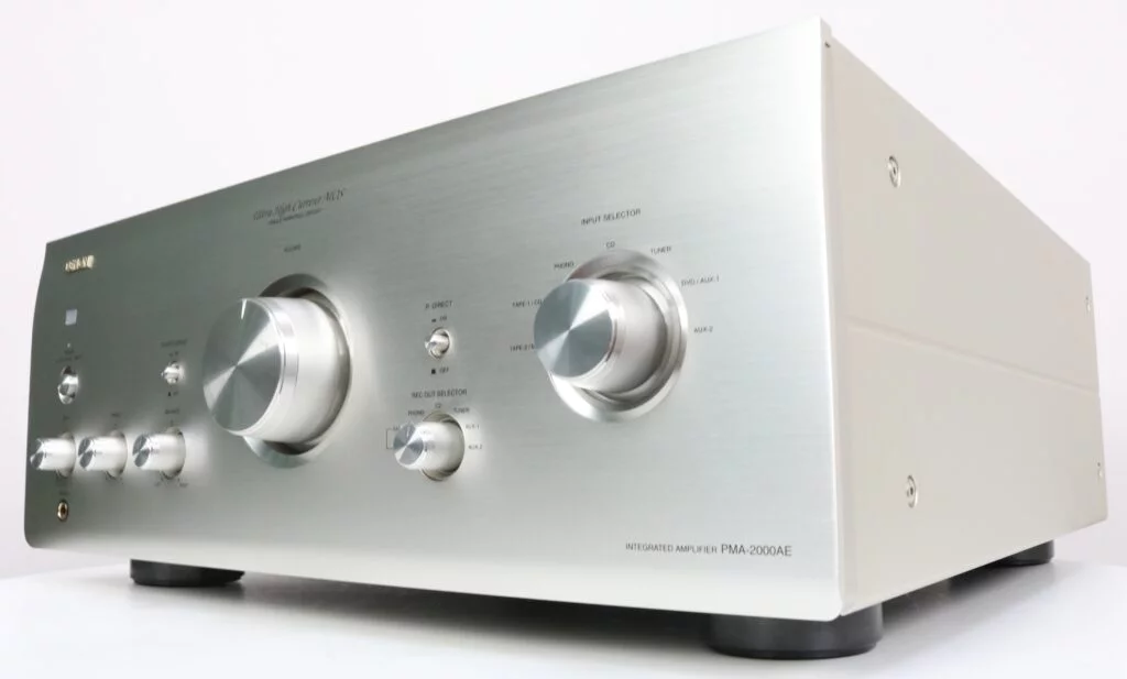 Denon PMA-2000AE geïntegreerde versterker in premium zilveren uitvoering, inclusief originele afstandsbediening.